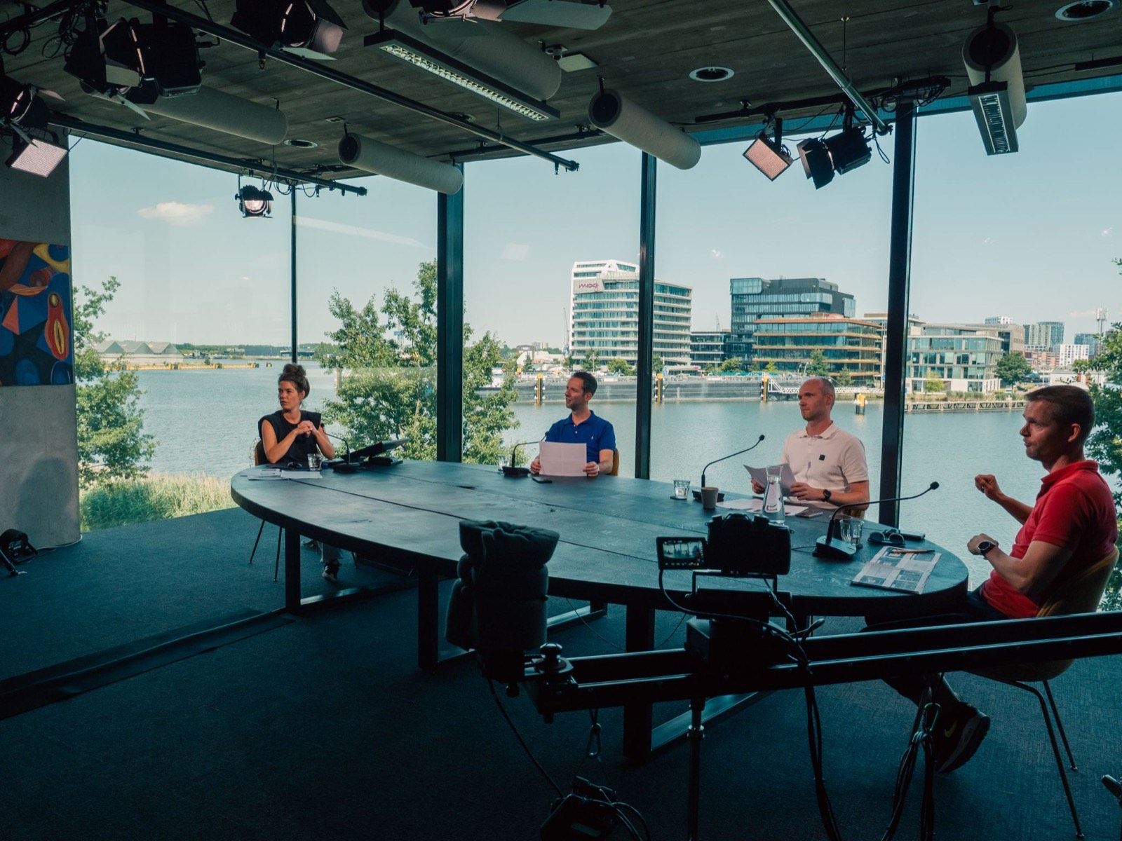 Panelgesprek over data en AI aan een studiotafel