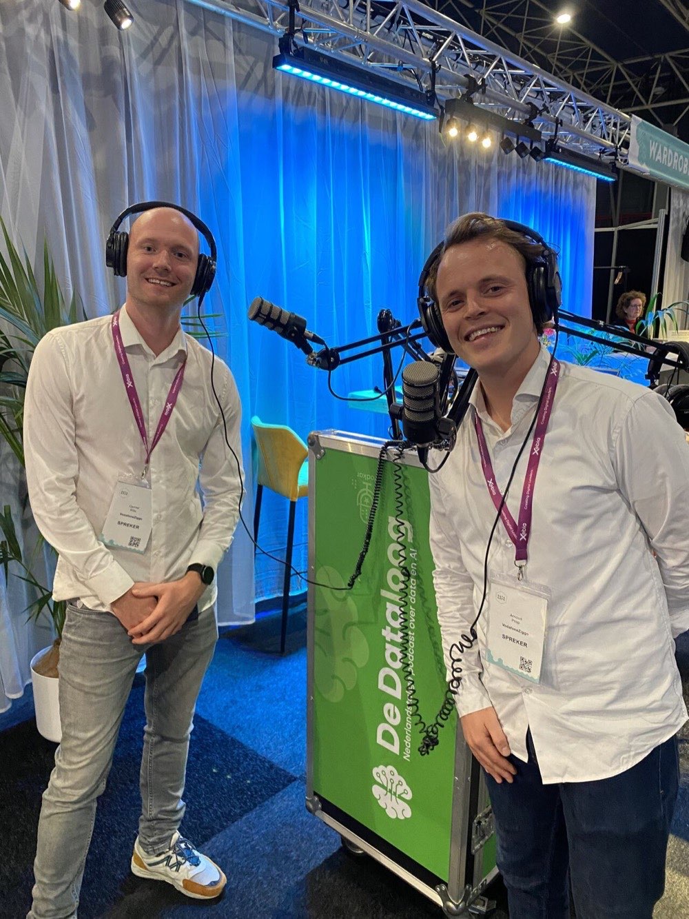 Camiel Wits met headset bij de opname van podcast De Dataloog