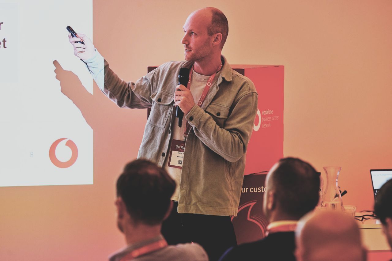 Camiel Wits geeft een workshop met microfoon