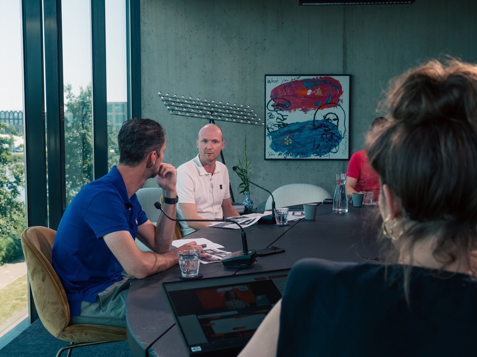 Camiel Wits in gesprek aan de studiotafel